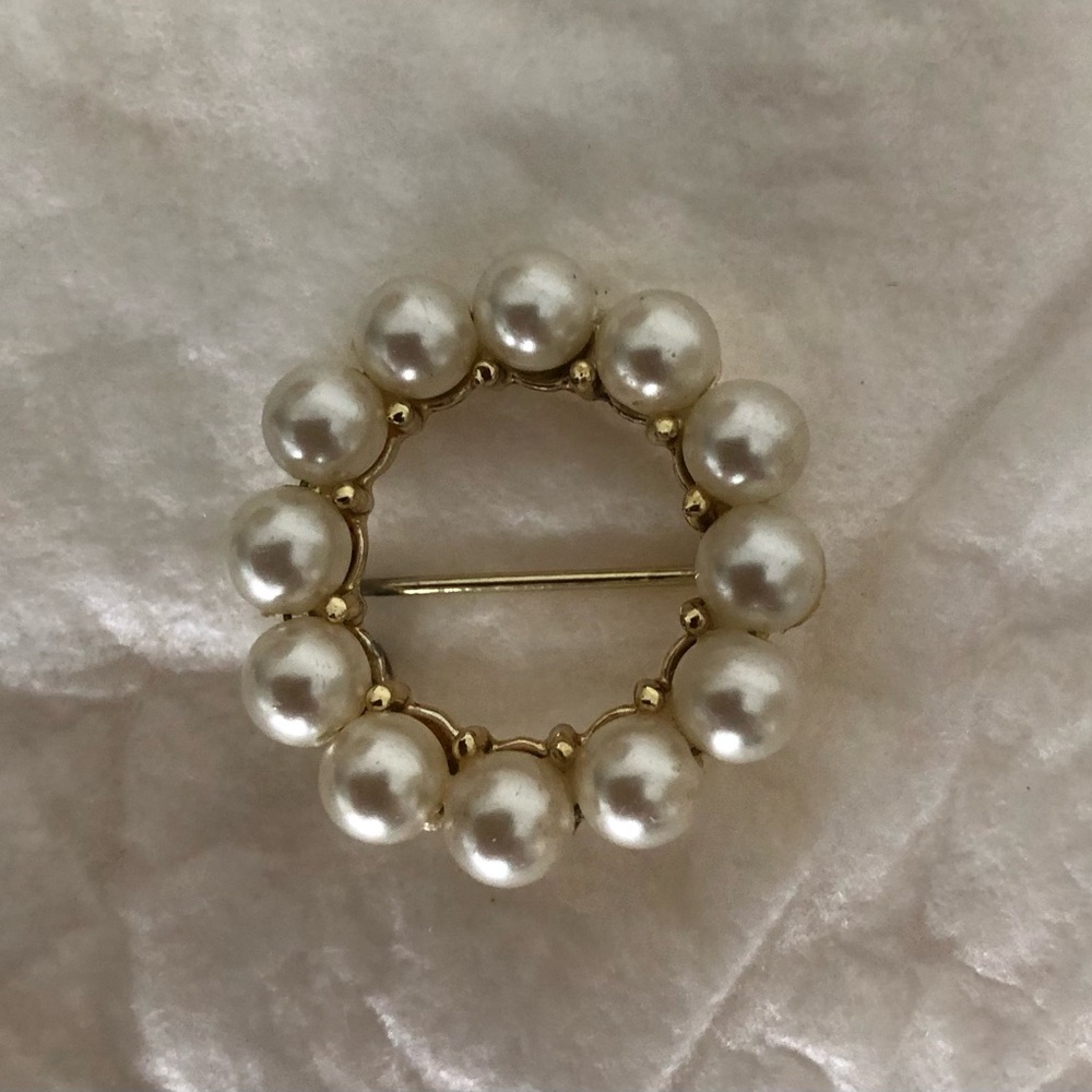gold tone and ‘pearl’ brooch
